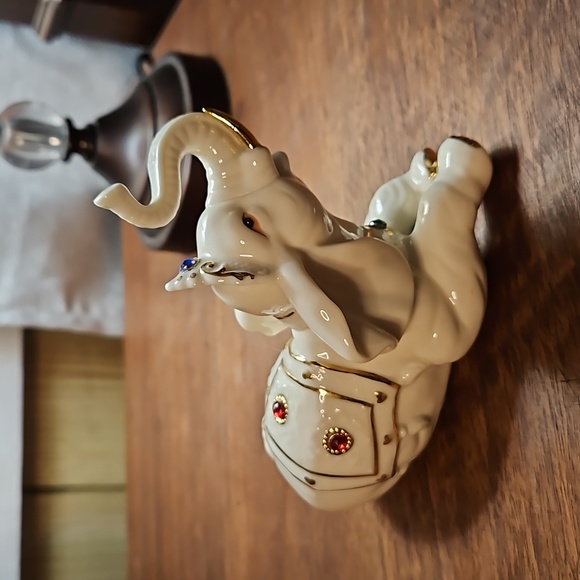 Vintage 1998 Yh porcelain jeweled w gold trim good luck elephant - Picture 3 of 5